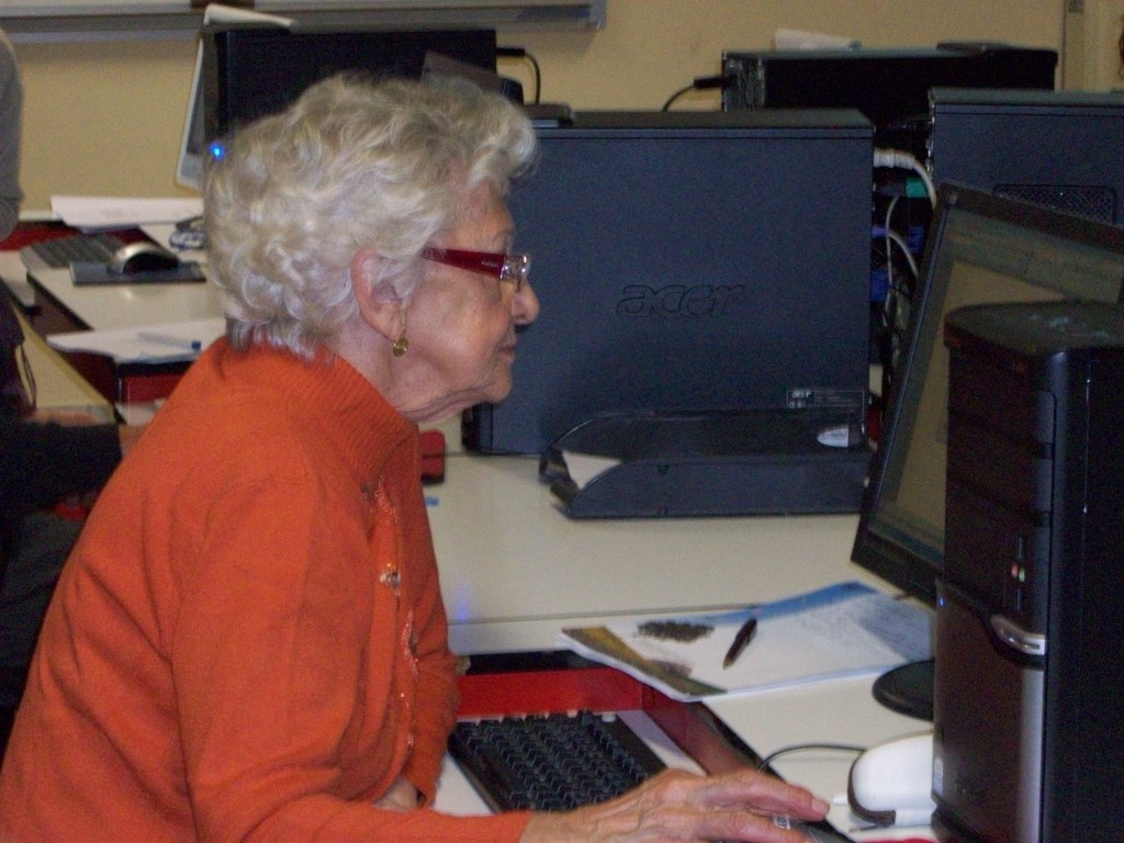 una nonna al computer